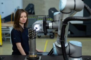 Cobot tăng hiệu quả trong việc đo lường độ hao mòn của dụng cụ