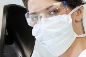 Kính hiển vi không có thị kính cho phép sử dụng với kính an toàn và khẩu trang